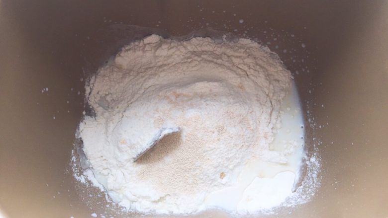 多味芝心包,按照牛奶、面粉、糖、盐、酵母的顺序先后放进面包机里,注意盐和酵母不要直接接触(不确定自家面粉含水量的亲们可以先倒入70g的牛奶,然后根据面团的状态适度加牛奶)