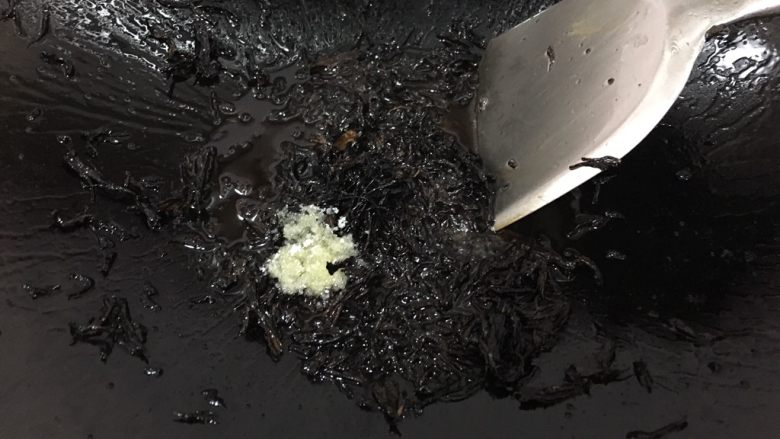英德红茶叶虾,加少量盐，出锅！滤去油