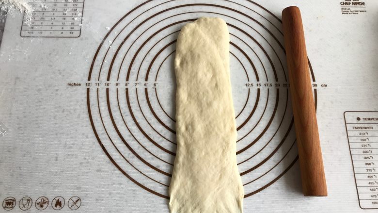 中种牛奶吐司,、再次擀开,底部压薄。