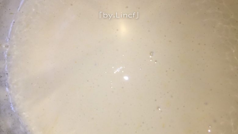 自制旺仔小馒头,用电动打蛋器打至体积变大,颜色偏淡发白