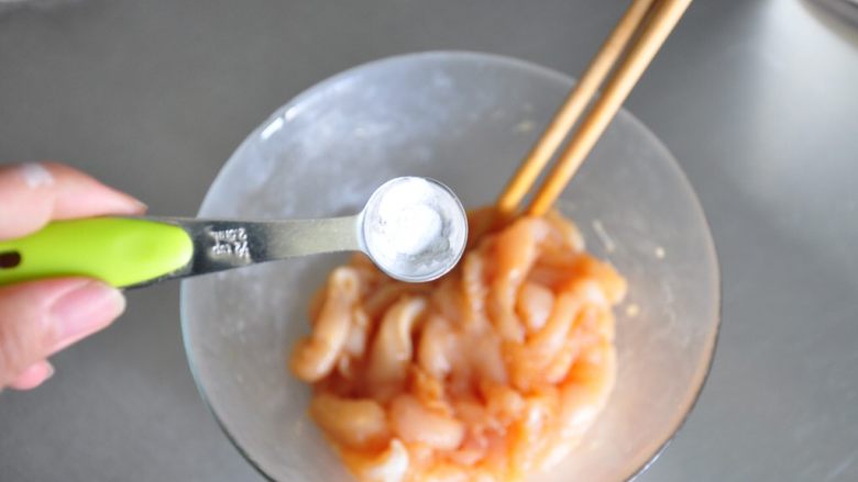 街头小吃自己做---香酥无骨鸡柳,将腌渍好的鸡肉取出,加入苏打粉。