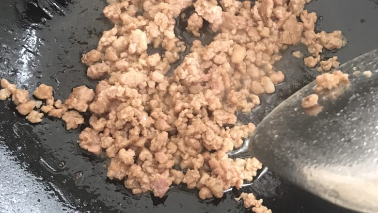 干煸橄榄肉沫豆角,待肉沫变色,炒白了,盛起备用