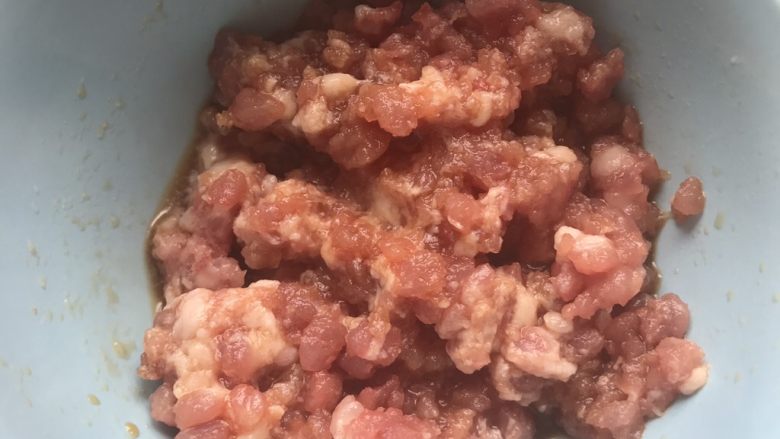 干煸橄榄肉沫豆角,肉沫用料酒,生抽腌制备用