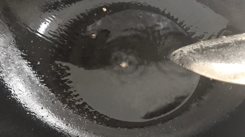 干煸橄榄肉沫豆角,热锅烧油,放入姜片