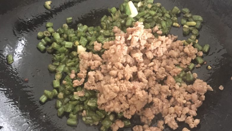 干煸橄榄肉沫豆角,下熟肉沫,继续炒