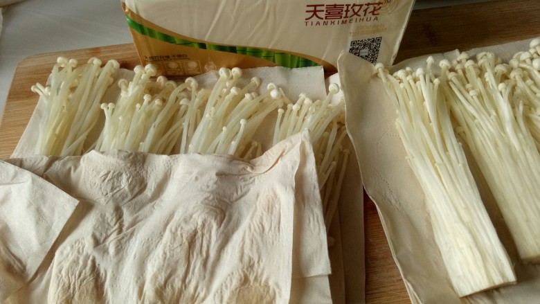 培根卷金针菇,上面也用纸巾按一下,竹纤维的纸巾可以当厨房纸使用,不掉屑