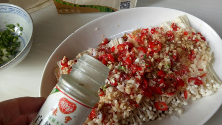 培根卷金针菇,可以撒一下白胡椒粉,没有的也可以忽略