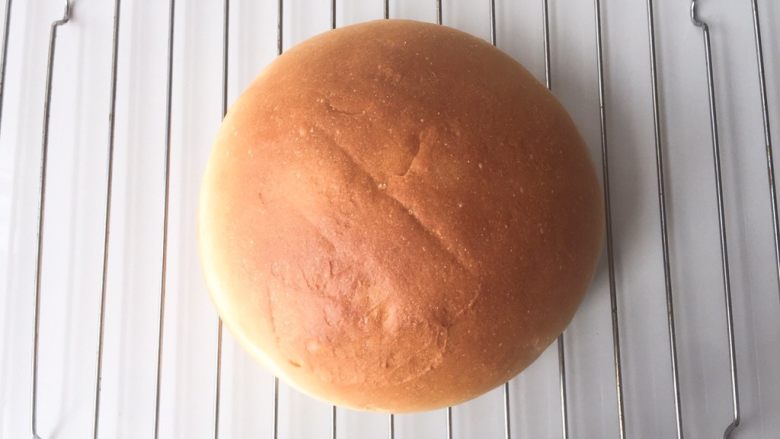 多味芝心包,面包出炉脱模,放在烤架上晾凉