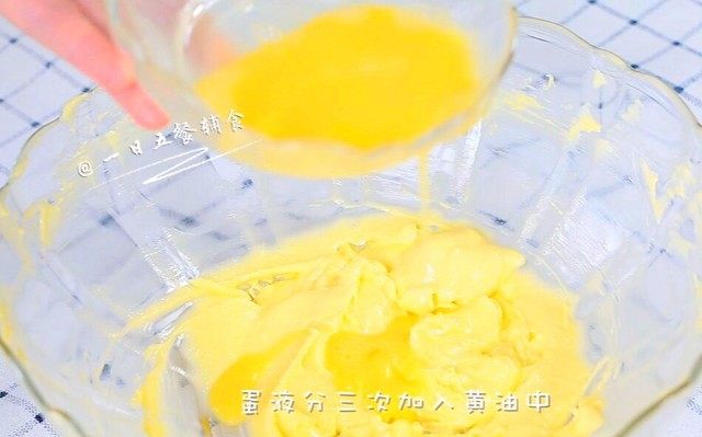 海苔肉松条,蛋液分三次加入黄油中,每次蛋液和黄油搅打均匀了再加下一次蛋液。
