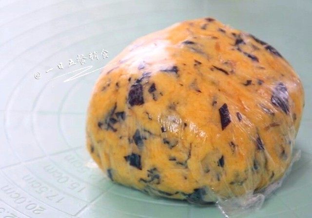 海苔肉松条,揉成光滑的面团。放入冰箱中冷藏半小时。
🌻小贴士:揉好后有点松散,没法擀开,冷藏半小时就好了。冬天就不需要冷藏了。