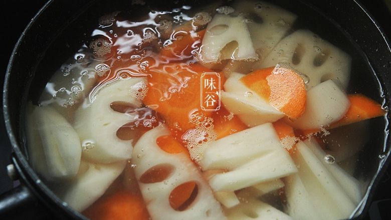 开胃下饭的糖醋鲜藕,莲藕和胡萝卜一起下锅里加水烧开,5分钟后捞起来沥干水分;