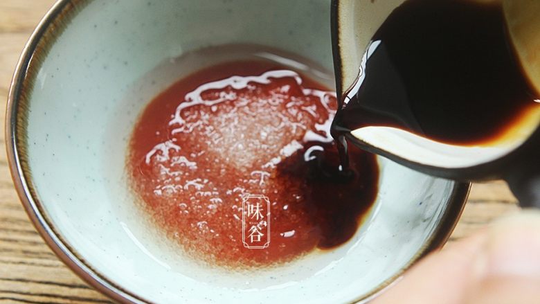 开胃下饭的糖醋鲜藕,倒入2勺<a style='color:red;display:inline-block;' href='/shicai/ 692'>酱油</a>;