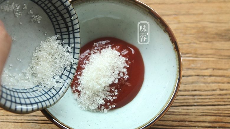 开胃下饭的糖醋鲜藕,碗里倒入<a style='color:red;display:inline-block;' href='/shicai/ 699'>番茄酱</a>和白砂糖;