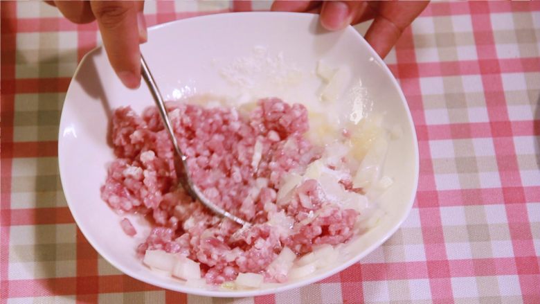 牛排三明治,精致美味!,加入5g盐,搅拌均匀