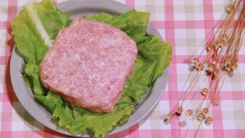 牛排三明治,精致美味!,把牛肉饼制作成方形,就开始准备煎制了