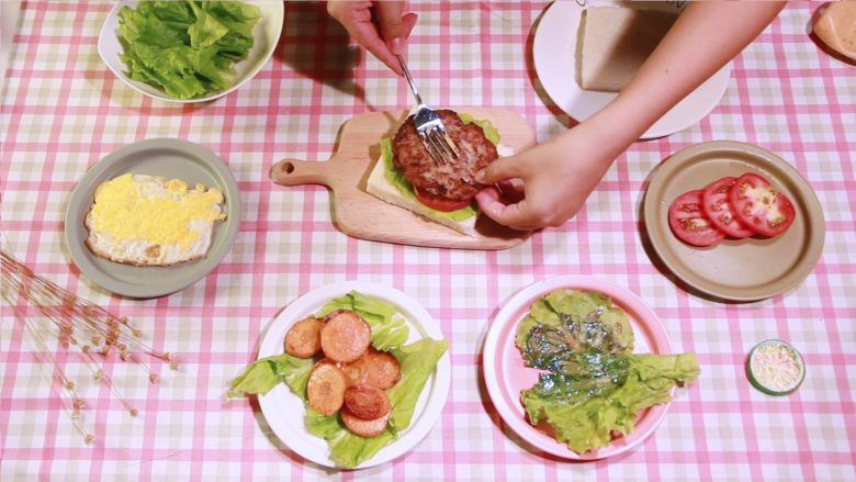 牛排三明治,精致美味!,再放上牛肉饼