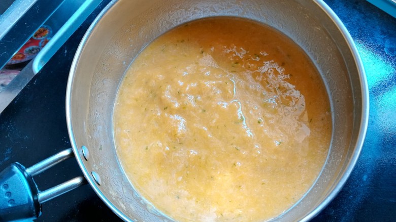 南瓜鸡肉浓汤,加入1碗开水,再次煮开即可关火出锅