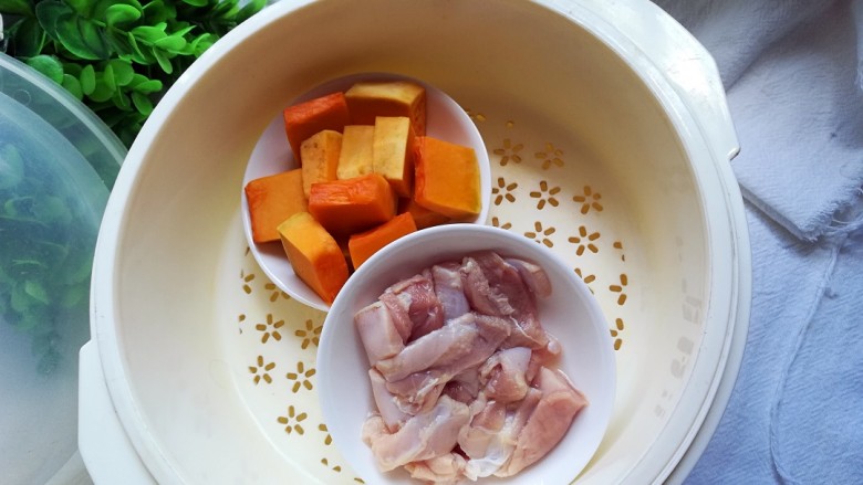 南瓜鸡肉浓汤,将南瓜和鸡腿肉放入蒸锅,蒸15分钟出锅,全程中小火