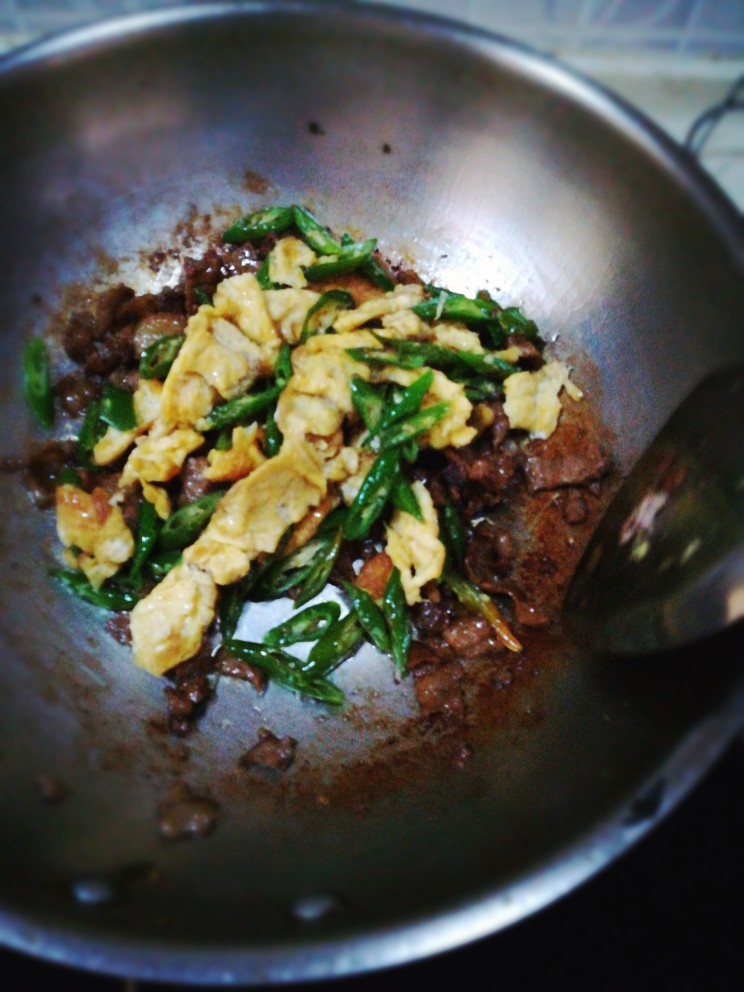 家常小炒肉,和入炒好的青椒鸡蛋,加少许盐,<a style='color:red;display:inline-block;' href='/shicai/ 756'>鸡精</a>和水,调味即可。