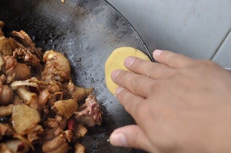 地锅鸡,和好的面，团成小面饼贴在锅边