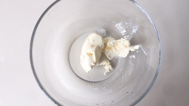 多味芝心包,准备奶酪酱:取一碗放入70g奶油奶酪,微波炉叮至软化(室温软化也可)