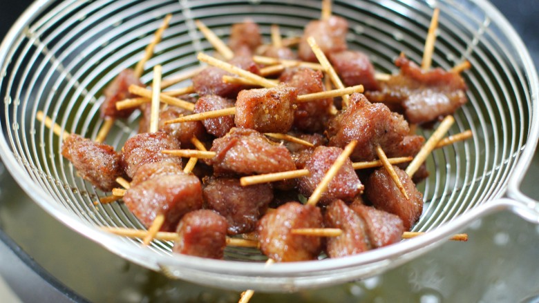 牙签肉,炸约三分钟左右,肉串表面变色、呈微焦状捞出