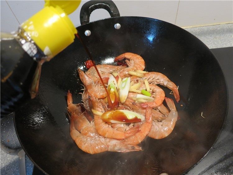 香辣油爆海虾,立即加入15ml的特级酱油,翻炒入味
