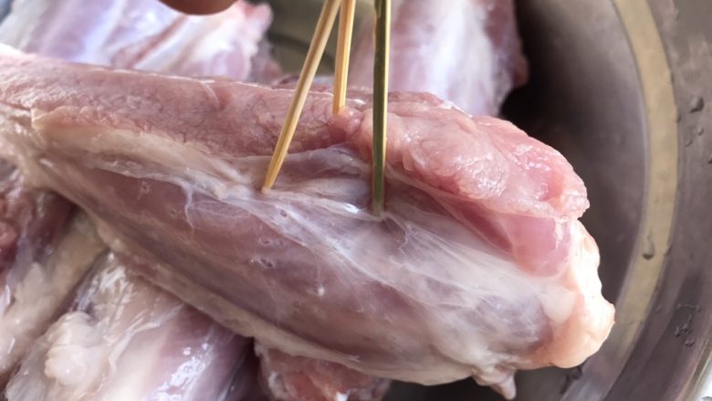 蒜香手抓骨~烤箱版,然后用牙签在每根肉上乱扎2遍小孔,以便腌制入味