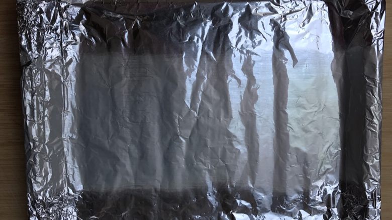 蒜香手抓骨~烤箱版,腌制好手抓骨,烤盘铺上锡纸,方便清洗