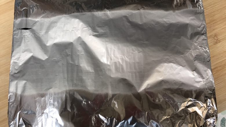 蒜香手抓骨~烤箱版,再盖上一张锡纸