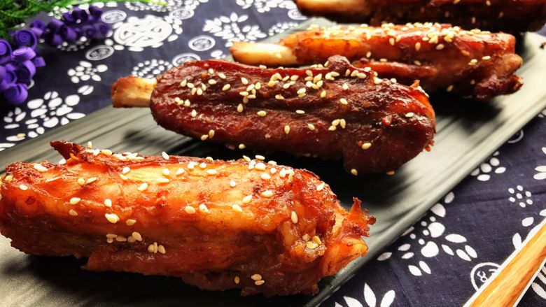 蒜香手抓骨~烤箱版,叮~一声!
满屋飘香,肉食动物绝对抵抗不住的诱惑!
懒人版~无须在如桑拿房一样的厨房里大汗淋头,也能美美的享受大口吃肉,大口地酒,你还不赶紧get起来!