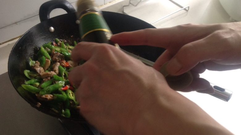 双椒小炒鸡,淋豆豉汁,约1锅铲,再翻炒几下,最后加一勺鸡精。