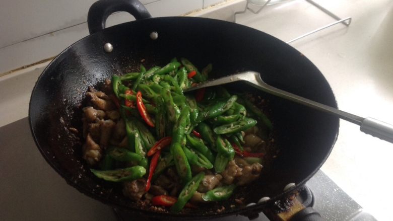 双椒小炒鸡,加入辣椒,翻炒。