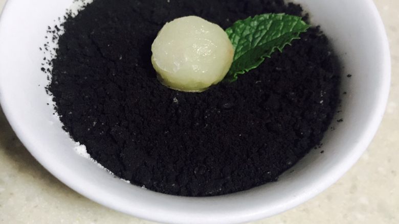 香蕉冰激凌 无糖无奶油,最后就是装饰,在冻住的香蕉泥表面铺一本奥利奥碎
(减肥的朋友可以不铺,不过香蕉泥本声有点丑,加点奥利奥碎口感会好些。)
然后加一颗冻葡萄一片薄荷叶。