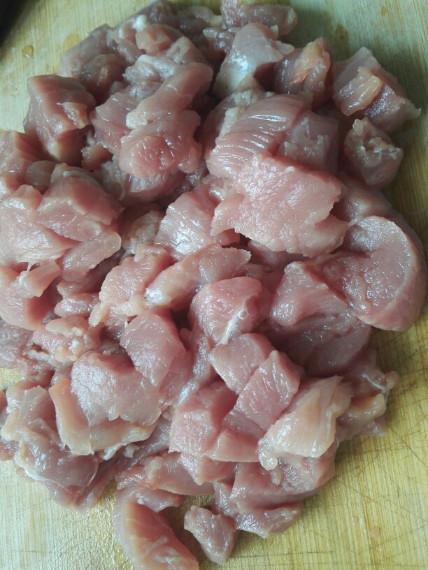 无锡肉酿面筋,先把里脊肉切成丁,这样便于剁碎