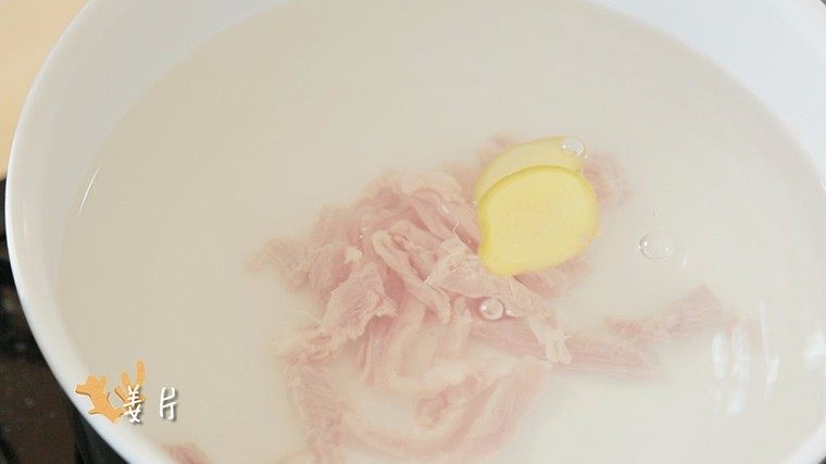 一个裱花袋就能解决的问题，为什么要揉面呢,里脊肉冷水入锅 ，大火焯出浮沫，再放入温水中清洗一下。