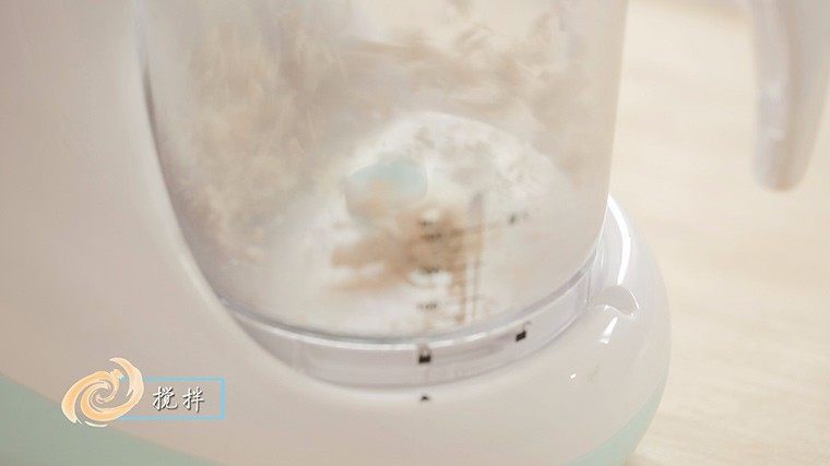 一个裱花袋就能解决的问题，为什么要揉面呢,里脊肉放入辅食机中打成肉絮。
