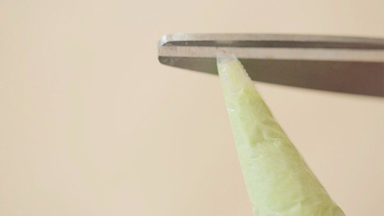 一个裱花袋就能解决的问题，为什么要揉面呢,面糊装入裱花袋中，剪开一个小口。
ps：裱花袋剪口的大小决定了面条的粗细，妈妈们可以根据宝宝的咀嚼能力自行调整哦~