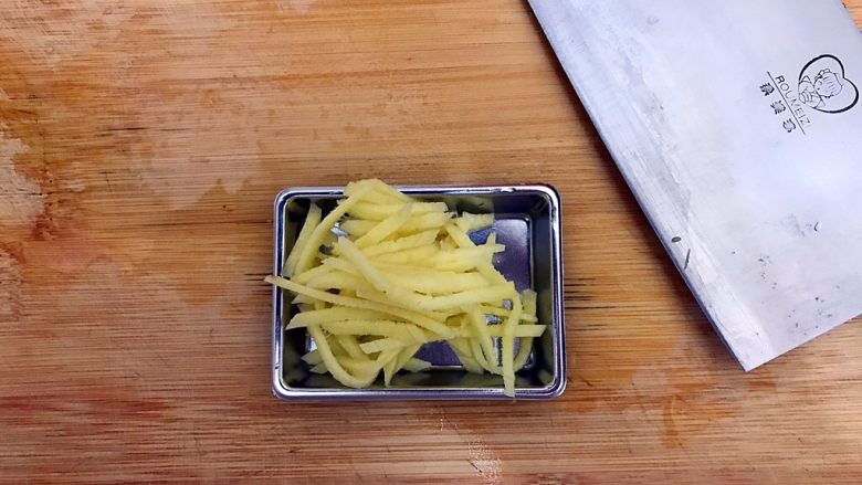 豆皮.陈皮蒸带鱼,切好<a style='color:red;display:inline-block;' href='/shicai/ 37'>姜</a>丝,备用!