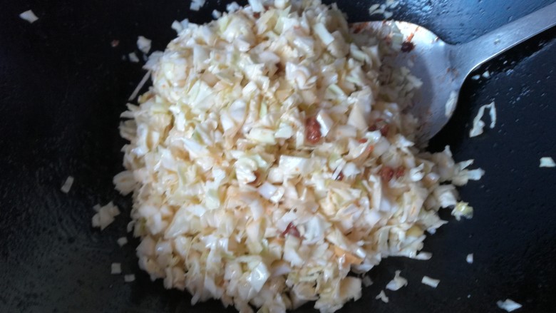 包菜馅素包子,把包菜倒入锅中,不开火,加入一匙食用油拌匀,这样一会包菜加入耗油就不会出那么多水。或者用一个大盆装也可以,方便翻拌就可以。