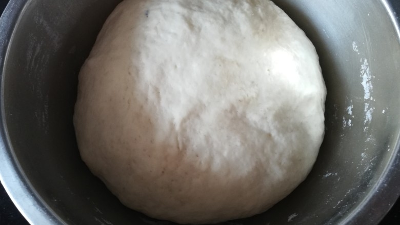 包菜馅素包子,这是发好后的面团,明显比原来大了一倍多,闻起来有一股麦香味,如果闻起来有一股酸味那就是发过了,就要加少许碱面进去揉,可去除酸味。