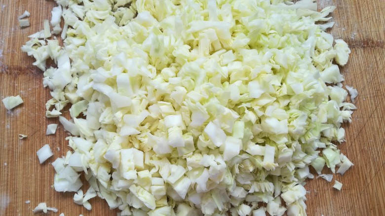 包菜馅素包子,趁发面的时间我们来准备馅料,先把<a style='color:red;display:inline-block;' href='/shicai/ 3511'>包菜</a>洗净切碎。