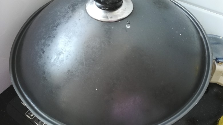 包菜馅素包子,锅里加适量冷水,把包子放入锅中,盖上锅盖静置发酵10分钟左右再开火(冬天可延长至20分钟以上,直到看起来包子明显变胖就可以开火蒸了),蒸15 分钟,然后过3分钟后再开盖。