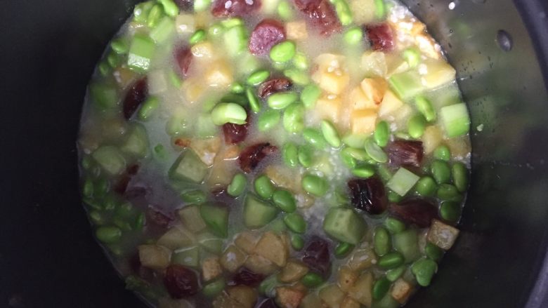 香腊双豆焖饭,往锅里加热水,刚刚浸没所有料即可。最后加入适量<a style='color:red;display:inline-block;' href='/shicai/ 692'>酱油</a>调味。