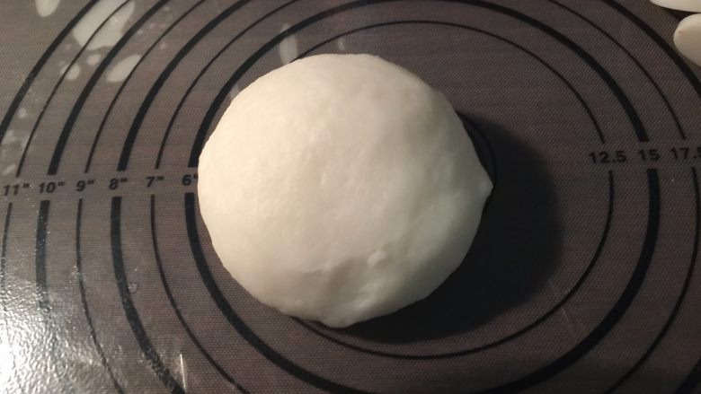 Kitty 冰皮月饼,等粉团凉到不烫手后,用手揉成光滑的粉团