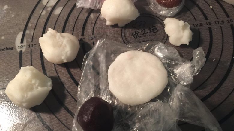 Kitty 冰皮月饼,剩下的白色粉团分5份,每个28克左右