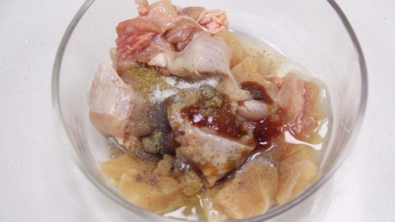 零厨艺做出五彩缤纷的——鸡腿杂蔬串,鸡肉洗净切丁，加入胡椒粉，<a style='color:red;display:inline-block;' href='/shicai/ 721'>蚝油</a>，<a style='color:red;display:inline-block;' href='/shicai/ 17'>蛋清</a>，盐，与<a style='color:red;display:inline-block;' href='/shicai/ 92'>鸡腿</a>肉充分搅拌均匀，腌制20分钟