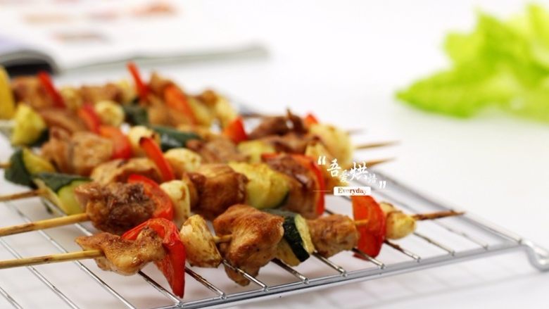 零厨艺做出五彩缤纷的——鸡腿杂蔬串,出炉就可以开吃咯
