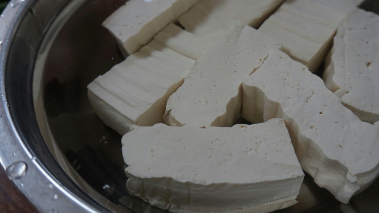 煎酿豆腐,将豆腐从中间切开,一分为二。