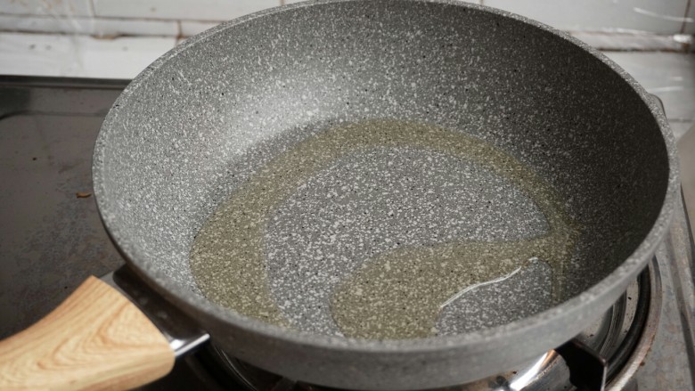 煎酿豆腐,麦饭石锅里加入<a style='color:red;display:inline-block;' href='/shicai/ 849'>花生油</a>,大火加热。